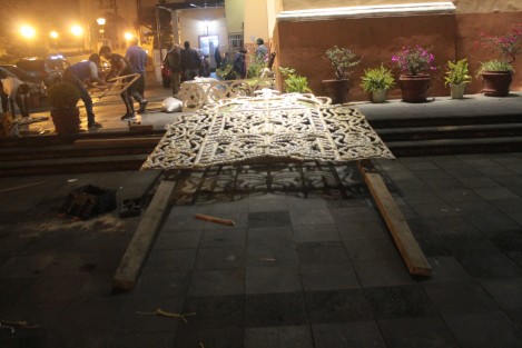 A días de la celebración de la fiesta de San José, la parroquia dedicada a ese santo, y una de las más antiguas de Xalapa se prepara para un festejo aún con restricciones por la contingencia sanitaria. Este miércoles artesanos de Xico elaboraron el arco que decorará la entrada principal. 