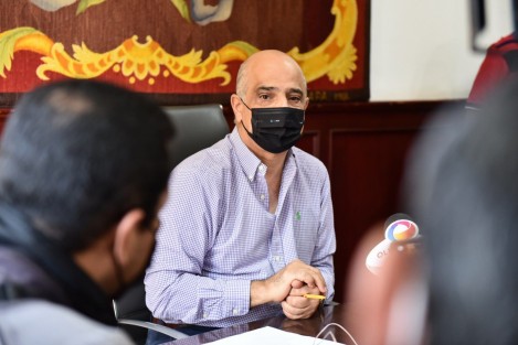 El alcalde de Xalapa dio a conocer que ya se realiza una reestructuración administrativa al interior del Ayuntamiento, donde destaca el análisis de las plantillas laborales a fin de determinar la manera más eficaz de operar, una reducción salarial al personal de confianza y la decisión de suspender por completo las contrataciones de personal de nuevo ingreso y eliminar las suplencias para el personal de base.