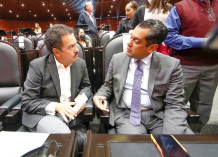  El diputado federal, Sergio Gutiérrez Luna celebró la aprobación en el Senado de la iniciativa presentada de manera conjunta por él y los diputados Rubén Moreira Valdez (PRI), Marco Antonio Mendoza Bustamante (PRI) y Gerardo Fernández Noroña (PT) sobre la no intervención del Tribunal Electoral en actos internos del Poder Legislativo.