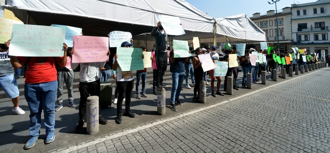 Estudiantes antorchistas adheridos a la Federación Nacional de Estudiantes Rafael Ramírez (FNERRR), protestaron por la desaparición del programa Federal de escuelas de tiempo completo.