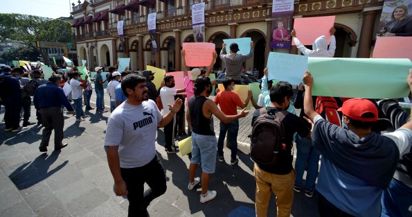 Estudiantes antorchistas adheridos a la Federación Nacional de Estudiantes Rafael Ramírez (FNERRR), protestaron por la desaparición del programa Federal de escuelas de tiempo completo.
