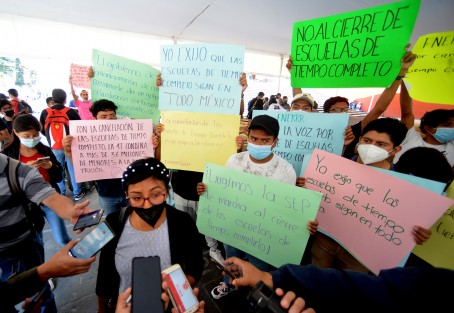 Aunque el programa se aplicaba en preescolar y primaria, los manifestantes  dijeron que se ven afectados con esta situación a nivel estatal más de 60 mil jóvenes. 