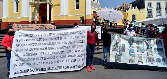 Un grupo de ciudadanos se manifestó para denunciar públicamente que fueron despedidos del Ayuntamiento de Juchique de Ferrer. La protesta se llevó a cabo frente al Palacio de Gobierno de Veracruz.