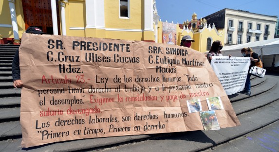 Un grupo de ciudadanos se manifestó para denunciar públicamente que fueron despedidos del Ayuntamiento de Juchique de Ferrer. La protesta se llevó a cabo frente al Palacio de Gobierno de Veracruz.