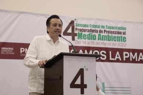 El gobernador Cuitláhuac García Jiménez afirmó que la transformación en Veracruz trascenderá también la materia ambiental, porque es responsabilidad de todos y hay esperanza de que pueblo y Gobierno se sumen al esfuerzo, durante su participación en la Cuarta Semana de Capacitación de la Procuraduría Estatal de Protección al Medio Ambiente (PMA). 

