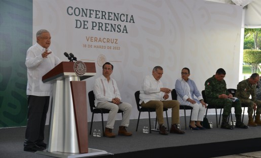 El presidente Andrés Manuel López Obrador ofreció su tradicional conferencia mañanera desde la sede del Tercer Batallón de Infantería en Minatitlán, Ver., donde realiza una gira de trabajo con motivo de un Aniversario más de la Expropiación Petrolera.
