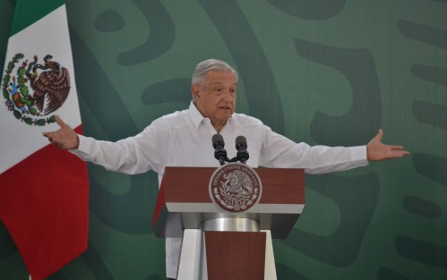 Durante su conferencia, el presidente López Obrador volvió a expresar que hay falta de promoción de la revocación de mandato por parte del INE,  y que es injusto que no quieran instalar todas las casillas.