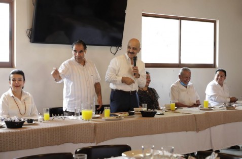 Como muestra de un trabajo intenso para consolidar una administración pública limpia, transparente y de eficiente atención a la sociedad, el Ayuntamiento y sindicatos forman un equipo en favor de todas las acciones que demanda la población, afirmó el presidente municipal Ricardo Ahued Bardahuil.

