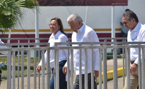López Obrador expresó que este día es propicio para reafirmar el compromiso de rescatar la industria petrolera del abandono y la corrupción que estuvieron a punto de destruirla, con una irresponsabilidad bárbara que optó por la extracción irracional, dejar de construir refinerías y sin dar mantenimiento a las existentes.