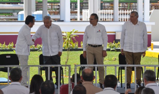 López Obrador expresó que este día es propicio para reafirmar el compromiso de rescatar la industria petrolera del abandono y la corrupción que estuvieron a punto de destruirla, con una irresponsabilidad bárbara que optó por la extracción irracional, dejar de construir refinerías y sin dar mantenimiento a las existentes.