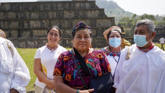La Premio Nobel de la Paz 1992, Rigoberta Menchú, recorrió la zona arqueológica del Tajín, hasta donde llegó para participar en las actividades de la Cumbre Tajín 2022. 