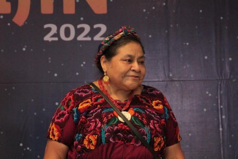 Rigoberta Manchú participó en el conversatorio: <em>Protagonismo de la Mujer Indígena en la Construcción del Futuro</em>, donde pidió rendir homenaje a las silenciadas y olvidadas por el resto de la humanidad. 