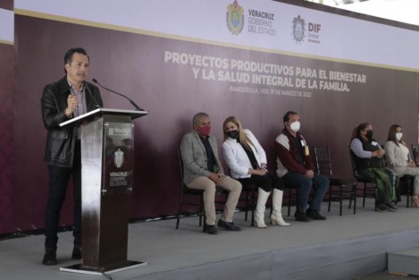 Este fin de semana fueron entregados talleres de herrería, belleza, café artesanal, molino de nixtamal, pie de cría de cerdos y gallinas, dentro del Programa Proyectos Productivos, para 23 municipios de las regiones Capital y Nautla.