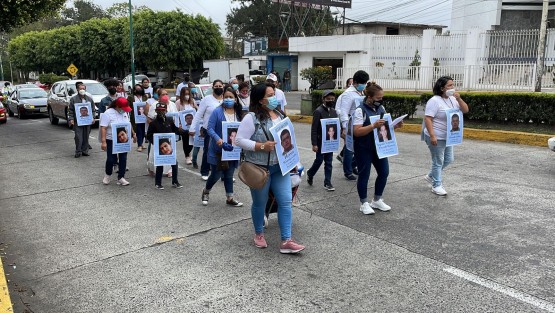 Integrantes del Colectivo Familiares Enlaces Xalapa marcharon la mañana de este sábado para demandar a las autoridades agilizar la búsqueda de sus desaparecidos. 