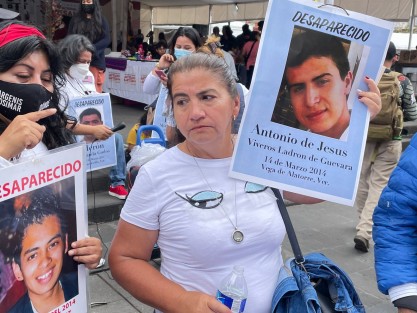 Integrantes del Colectivo Familiares Enlaces Xalapa marcharon la mañana de este sábado para demandar a las autoridades agilizar la búsqueda de sus desaparecidos. 
