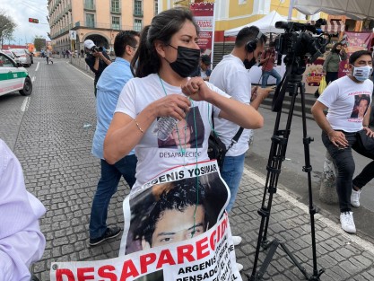 Integrantes del Colectivo Familiares Enlaces Xalapa marcharon la mañana de este sábado para demandar a las autoridades agilizar la búsqueda de sus desaparecidos. 