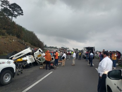En la autopista Xalapa-Perote, un tráiler se quedó sin frenos y chocó contra el muro de contención y volcó. El operador resultó con lesiones leves y fue trasladado por el Escuadrón Nacional de Rescate a la Clínica 11 del IMSS de Xalapa.