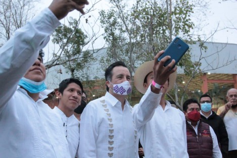 En el segundo día de Cumbre Tajín, el gobernador Cuitláhuac García Jiménez hizo un recorrido por el Parque Takilhsukut donde convivió con los visitantes que acudieron a disfrutar del equinoccio de primavera, y a la par empaparse de la cultura totonaca.