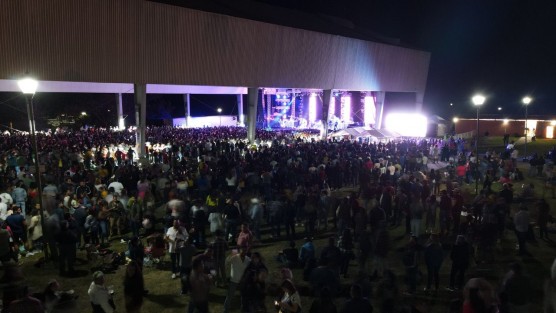  El regreso del Festival Cumbre Tajín ha sido por la puerta grande y en todo lo alto, cumpliendo las expectativas. Cifras oficiales han dado a conocer que la afluencia del segundo día supera las 25 mil personas.
