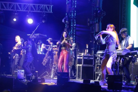 La noche de este sábado ha sido una de las más esperadas para abarrotar el Nicho de la Música y hacerlo vibrar; alrededor de las 19:00 horas el recinto y los patios laterales estaban colmados por locales y visitantes de la Ciudad de México, Puebla y Michoacán.