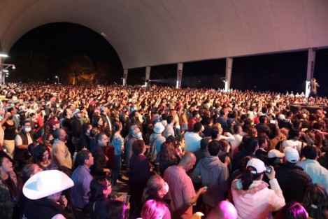 La noche de este sábado ha sido una de las más esperadas para abarrotar el Nicho de la Música y hacerlo vibrar; alrededor de las 19:00 horas el recinto y los patios laterales estaban colmados por locales y visitantes de la Ciudad de México, Puebla y Michoacán.