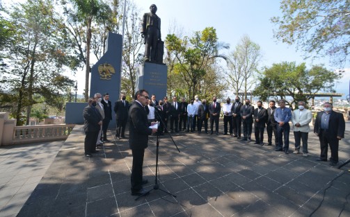 Un pequeño grupo de la Gran Logia Unida Mexicana montó Guardia de Honor ante el monumento a Benito Juárez, en el parque que lleva su nombre en Xalapa, por el 216 aniversario de su natalicio. 