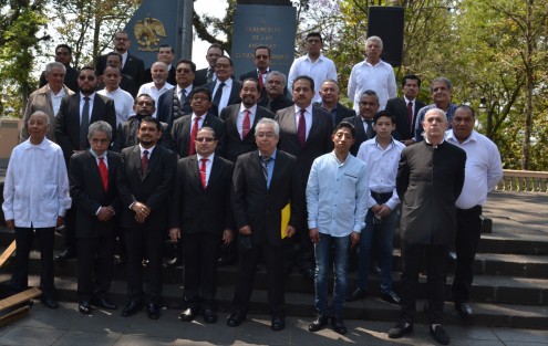 Un pequeño grupo de la Gran Logia Unida Mexicana montó Guardia de Honor ante el monumento a Benito Juárez, en el parque que lleva su nombre en Xalapa, por el 216 aniversario de su natalicio. 