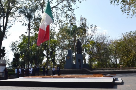 Los reporteros lograron conocer como rumor,  que el evento por parte del Gobierno será por la tarde, sin que consiguieran quién les confirmara este dicho; por eso lo de las tarimas a medio colocar.