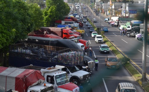 Transportistas de carga pesada protestaron este martes 22 de marzo sobre el bulevar Xalapa-Banderilla, a la altura de la colonia 21 de Marzo, así como en la localidad de Corral Falso, municipio de Emiliano Zapata, y en otras regiones del estado y del país. 