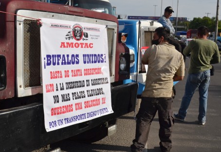 Transportistas de carga pesada protestaron este martes 22 de marzo sobre el bulevar Xalapa-Banderilla, a la altura de la colonia 21 de Marzo, así como en la localidad de Corral Falso, municipio de Emiliano Zapata, y en otras regiones del estado y del país. Exigieron mayor seguridad en las carreteras y rechazaron los elevados costos de los combustibles y las tarifas en casetas de peaje.