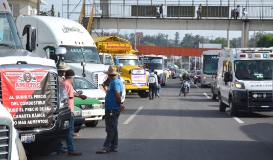Los integrantes de la Alianza Mexicana de Organizaciones Transportistas (Amotac), exigieron mayor seguridad en las carreteras y rechazaron los elevados costos de los combustibles y las tarifas en casetas de peaje.

