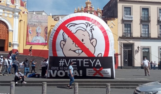Simpatizantes del PAN colocaron un inflable en la Plaza Lerdo con el que convocan a votar en contra del Presidente en la consulta de revocación de mandato que se realizará el próximo 10 de abril.