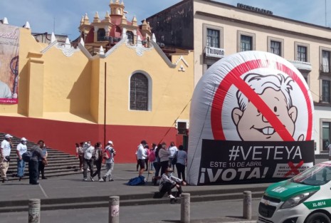 Simpatizantes del PAN colocaron un inflable en la Plaza Lerdo con el que convocan a votar en contra del Presidente en la consulta de revocación de mandato que se realizará el próximo 10 de abril.