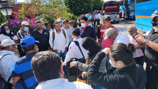 Habitantes de las comunidades de Catemaco se manifestaron en la ciudad de Xalapa para denunciar que los trabajos de construcción de una carretera de cuatro kilómetros y medio para enlazar a Teotepec con La Magdalena, están detenidos desde hace una semana por PROFEPA y SEMARNAT.

