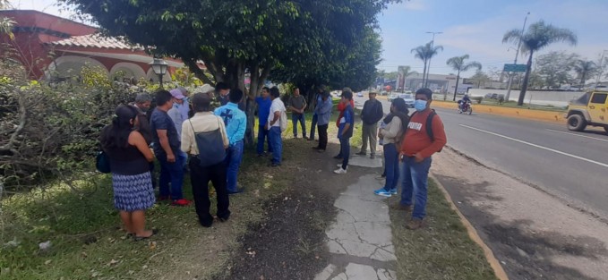 Habitantes de las comunidades de Catemaco se manifestaron en la ciudad de Xalapa para denunciar que los trabajos de construcción de una carretera de cuatro kilómetros y medio para enlazar a Teotepec con La Magdalena, están detenidos desde hace una semana por PROFEPA y SEMARNAT.

