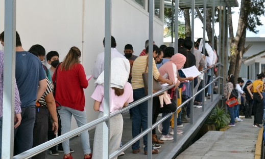 En el Centro de Salud Gastón Melo, se vacunó contra el Coronavirus a menores que ganaron amparos; es la segunda dosis para 66 menores y 18 recibirán la primera dosis del biológico de Pfizer.  