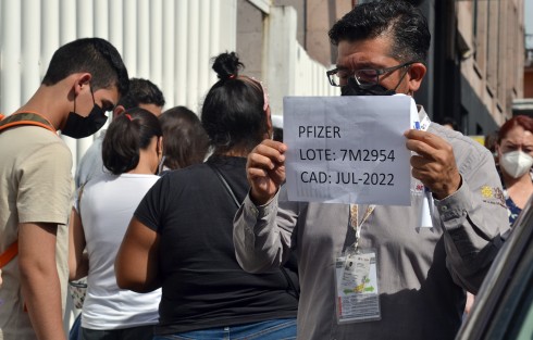 En el Centro de Salud Gastón Melo, se vacunó contra el Coronavirus a menores que ganaron amparos; es la segunda dosis para 66 menores y 18 recibirán la primera dosis del biológico de Pfizer.  