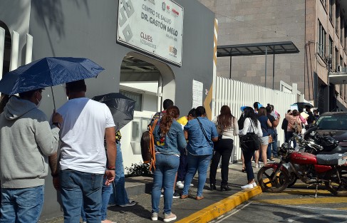 En el Centro de Salud Gastón Melo, se vacunó contra el Coronavirus a menores que ganaron amparos; es la segunda dosis para 66 menores y 18 recibirán la primera dosis del biológico de Pfizer.  