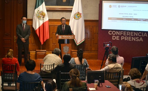 El gobernador Cuitláhuac García Jiménez anunció que serán denunciados exfuncionarios de las pasadas administraciones de Miguel Ángel Yunes Linares y Javier Duarte de Ochoa por simulación en la deuda pública de Veracruz y por no pelear legalmente contra pasivos que empresas reclamaron, como estaban obligados. 