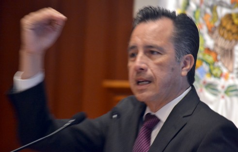 El gobernador Cuitláhuac García Jiménez anunció que serán denunciados exfuncionarios de las pasadas administraciones de Miguel Ángel Yunes Linares y Javier Duarte de Ochoa por simulación en la deuda pública de Veracruz y por no pelear legalmente contra pasivos que empresas reclamaron, como estaban obligados. 