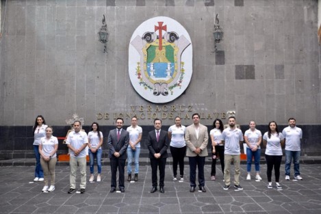 El gobernador Cuitláhuac García Jiménez y el titular de la Secretaría de Finanzas y Planeación (SEFIPLAN), José Luis Lima Franco, recibieron al equipo femenil de basquetbol Halcones de Xalapa en el Palacio de Gobierno, para desearle éxito en la temporada que iniciará el próximo abril.  