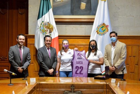 El gobernador Cuitláhuac García Jiménez y el titular de la Secretaría de Finanzas y Planeación (SEFIPLAN), José Luis Lima Franco, recibieron al equipo femenil de basquetbol Halcones de Xalapa en el Palacio de Gobierno, para desearle éxito en la temporada que iniciará el próximo abril. 