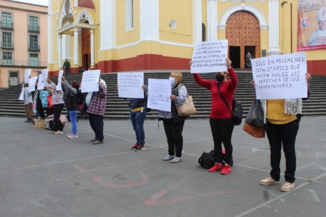 Extrabajadores del ayuntamiento de Tlacojalpan protestaron frente a Palacio de Gobierno, para denunciar que hace 11 años ganaron un laudo y hasta la fecha no les han pagado su liquidación. 