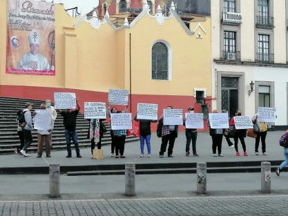 Extrabajadores del ayuntamiento de Tlacojalpan protestaron frente a Palacio de Gobierno, para denunciar que hace 11 años ganaron un laudo y hasta la fecha no les han pagado su liquidación. 