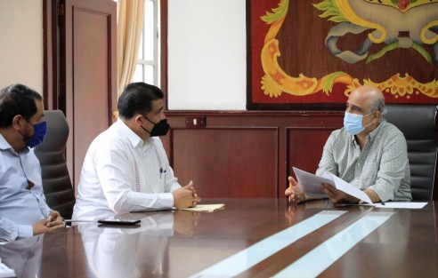 El director de la primaria José Azueta, Marco Antonio Hernández Vásquez, pidió al Alcalde gestionar ante las autoridades educativas algunas mejoras para esta escuela y equipamiento, además del apoyo en materia de seguridad pública, alumbrado y mantenimiento del arbolado, entre otras.