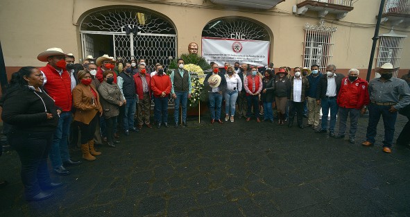 Con la presencia de los líderes nacionales y locales de CNC, se realizó una guardia de honor a Emiliano Zapata y presentaciones de libros con motivo del 99 aniversario de la Liga de Comunidades Agrarias de Veracruz, en las oficina centrales de esta organización.
