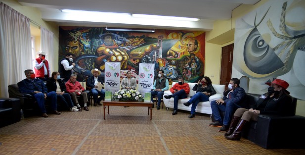 Con la presencia de los líderes nacionales y locales de CNC, se realizó una guardia de honor a Emiliano Zapata y presentaciones de libros con motivo del 99 aniversario de la Liga de Comunidades Agrarias de Veracruz, en las oficina centrales de esta organización.