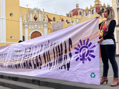 Un grupo de mujeres del Partido de la Revolución Democrática (PRD) protestó frente a Palacio de Gobierno para exigir que cesen los feminicidios en el estado de Veracruz y que haya justicia para las víctimas. 