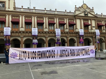 Un grupo de mujeres del Partido de la Revolución Democrática (PRD) protestó frente a Palacio de Gobierno para exigir que cesen los feminicidios en el estado de Veracruz y que haya justicia para las víctimas. 