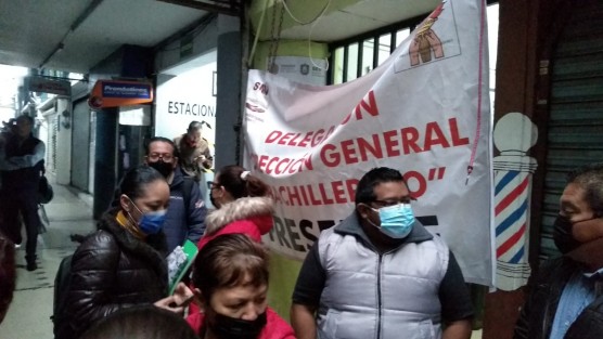 Profesores adheridos al Sindicato Magisterial Veracruzano (SMV) se manifestaron y tomaron las instalaciones de la Dirección General de Bachillerato (DGB) la mañana de este jueves 24 de marzo, demandando la destitución de Jesús Rodríguez, director de la Escuela de Bachilleres Artes y Oficios de Córdoba, por acoso sexual contra una compañera.